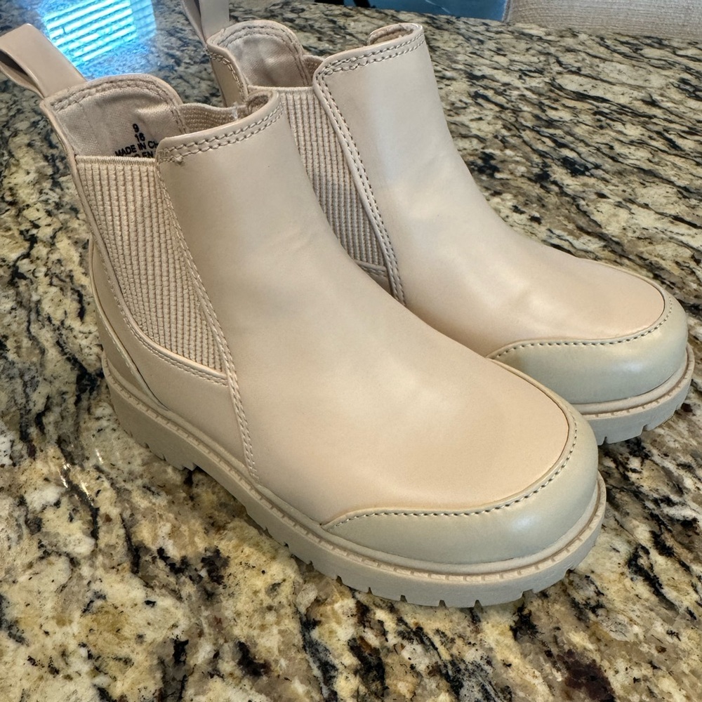 Tan Old Navy Boots Size 9